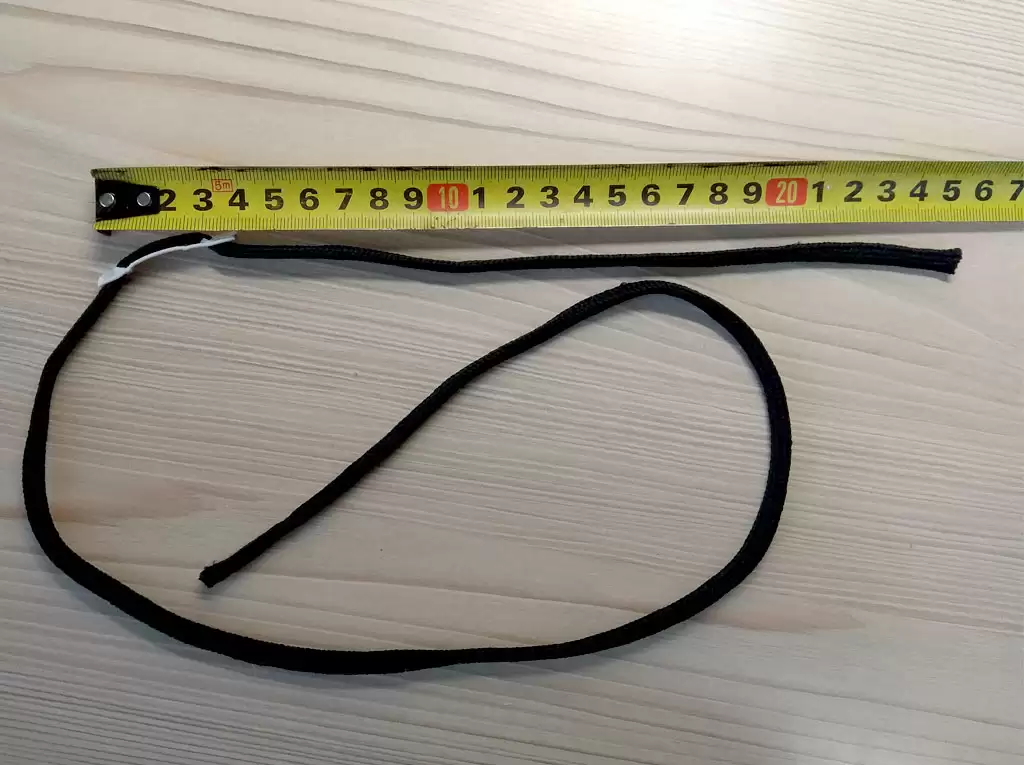 Рис. 4. Шнурок, продетый в скобку