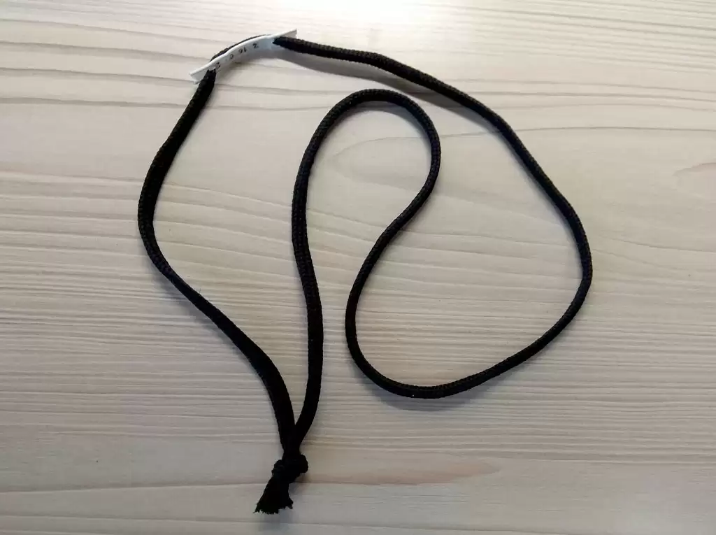 Рис. 5. Завязываем концы шнурка